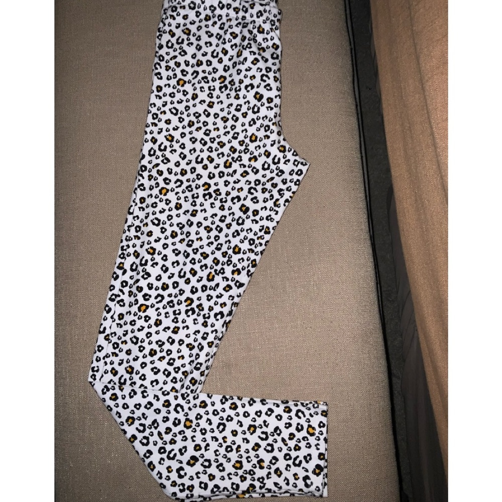Arizona jean Co white / yellow / black cheetah pattern legging a ( Never Worn ) - Picture 1 of 7